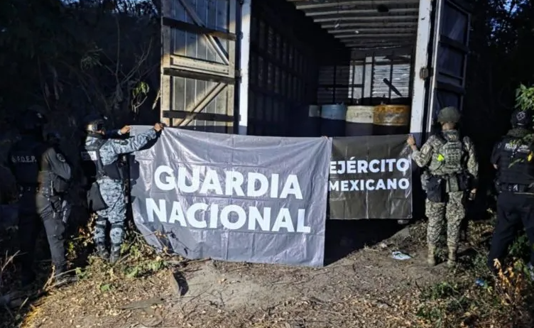 Hallan dos vehículos con más de 3 mil litros de combustible en zona rural de Jalisco