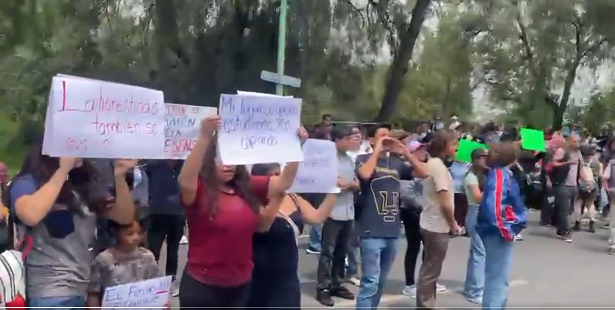 Aspirantes protestan en CU