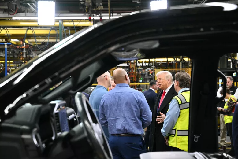 Trump asegura que los aranceles impulsan el regreso de inversiones automotrices a Estados Unidos