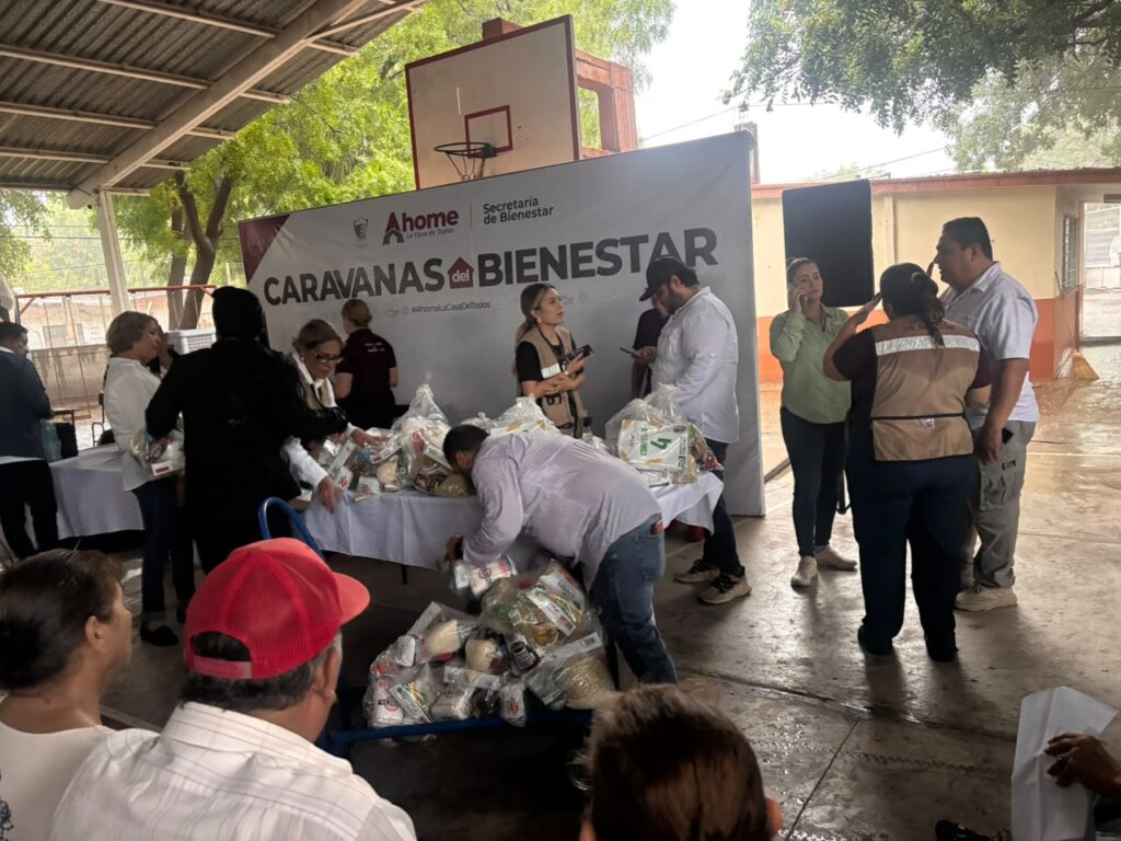 Personas en caravana del bienestar