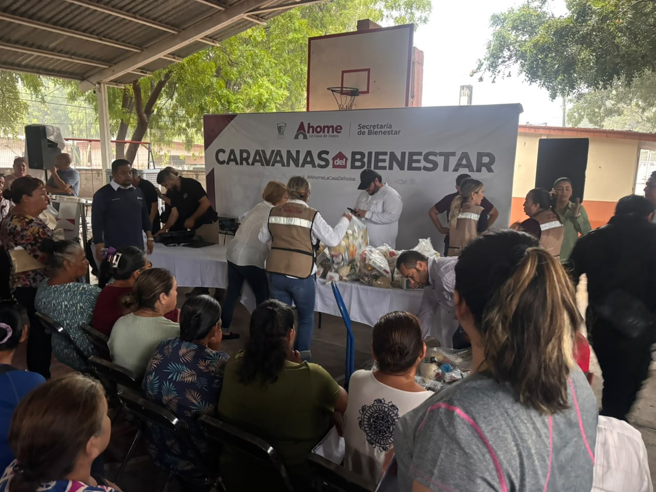 personas en caravana del bienestar