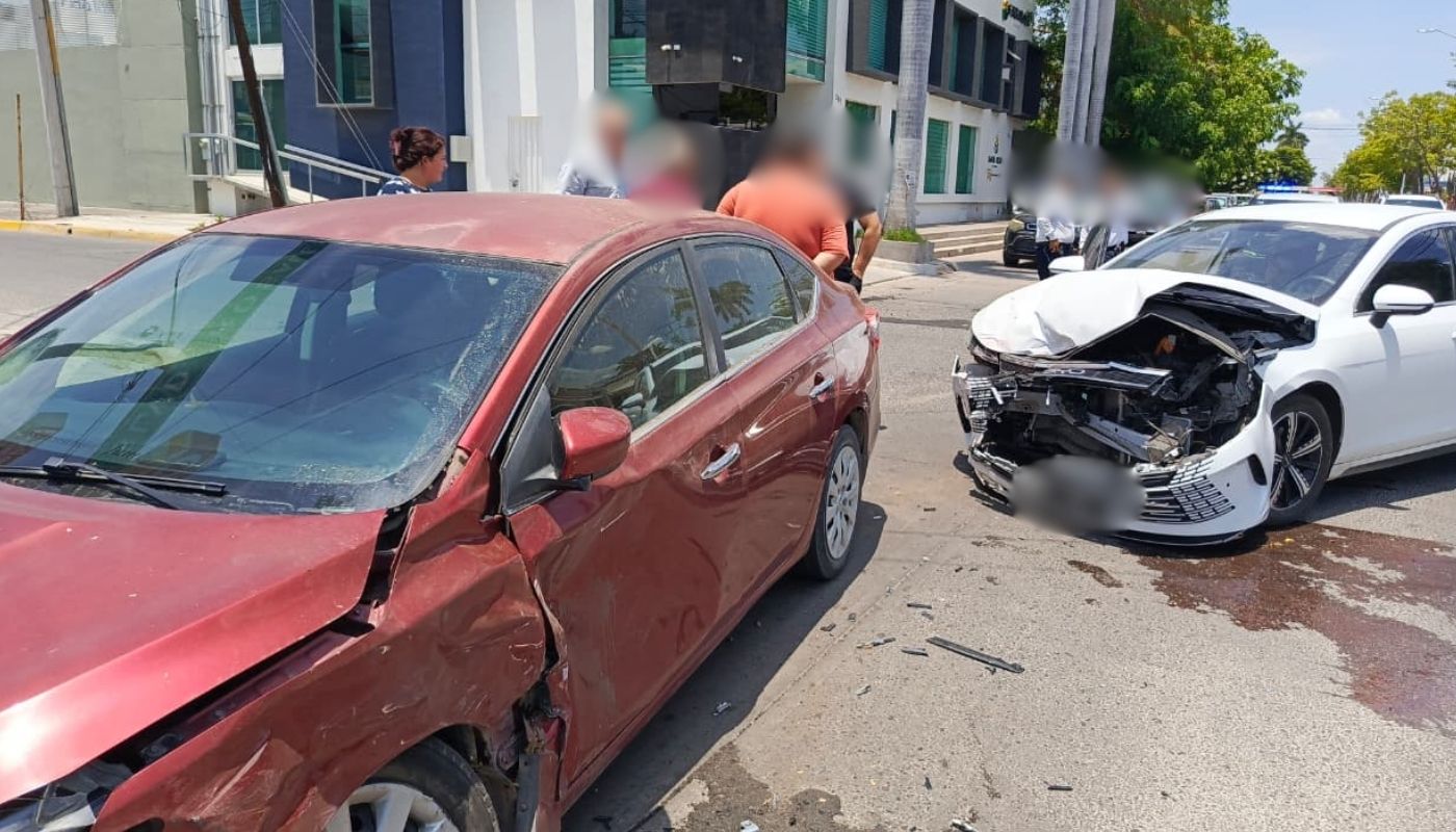 Dos carros con impacto en la defensa y personal de tránsito