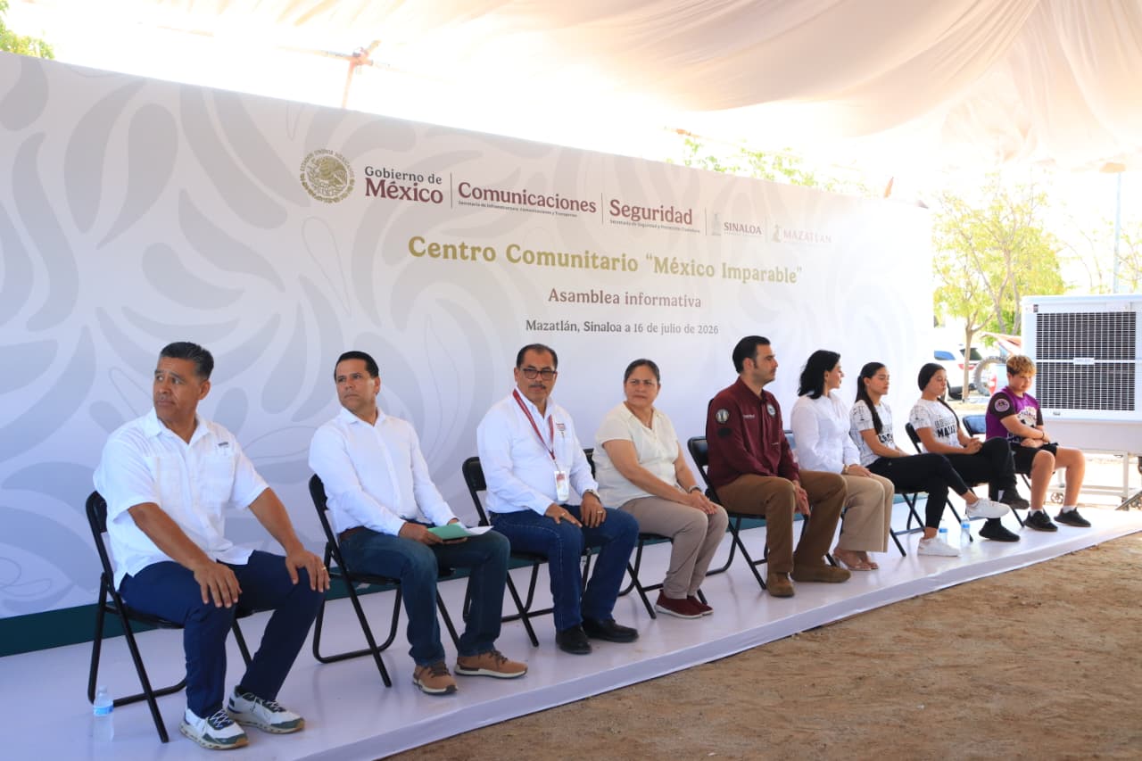 Autoridades en evento de protocolo por centro comunitario