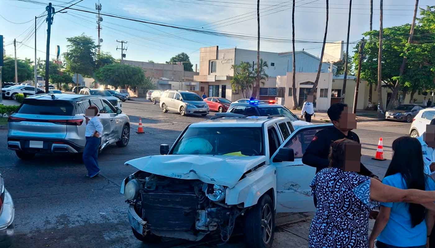 Choque entre dos vehículos en centro de Los Mochis