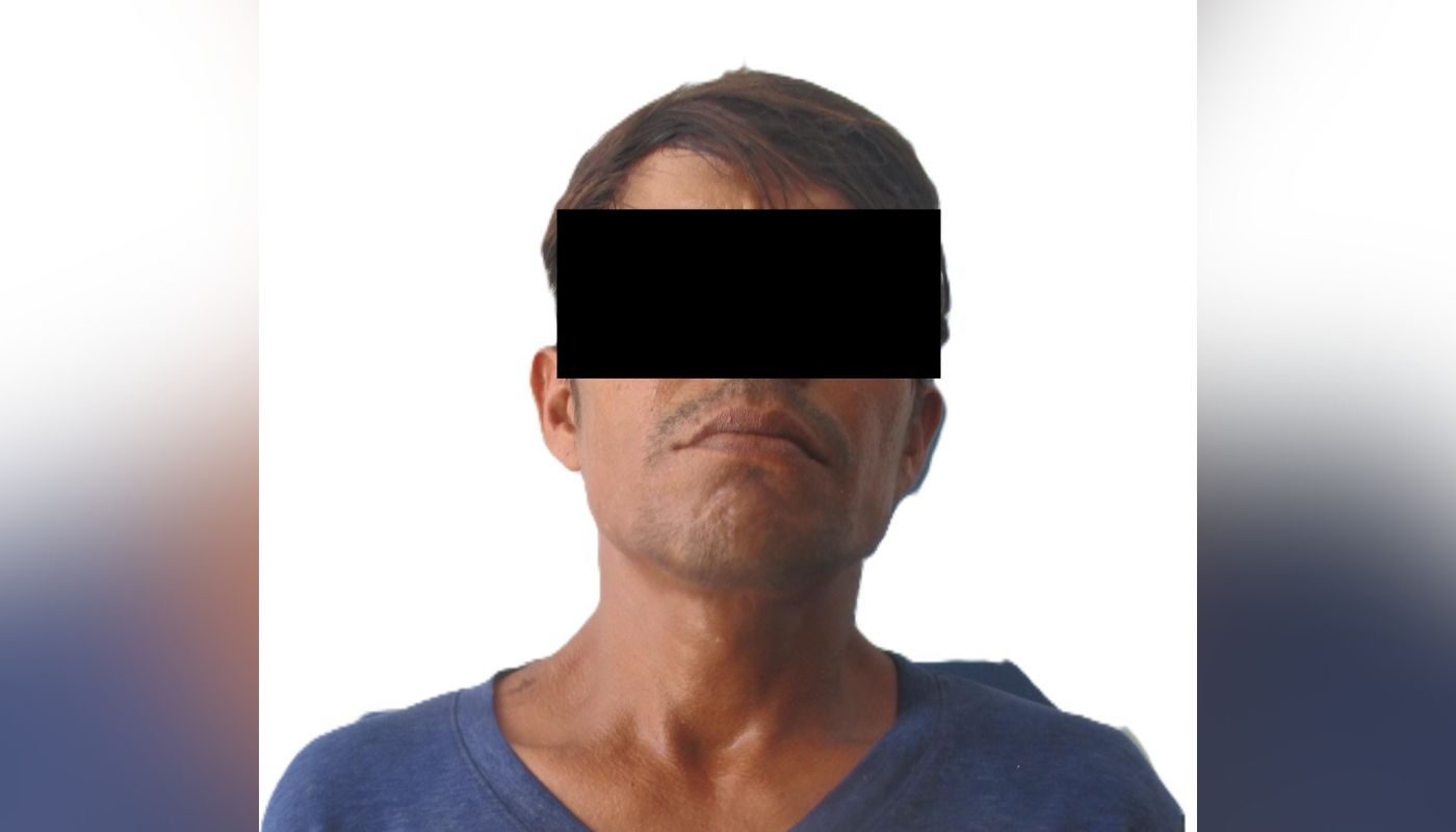 persona con el rostro cubierto