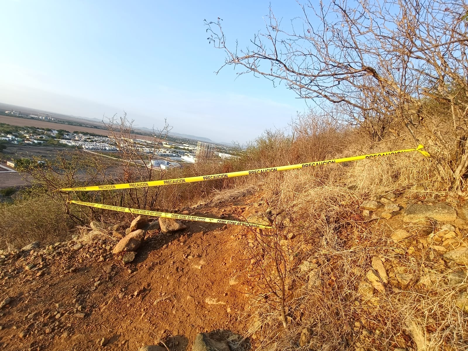 Senderistas clausuran camino abierto por ciclistas en el cerro de la Memoria