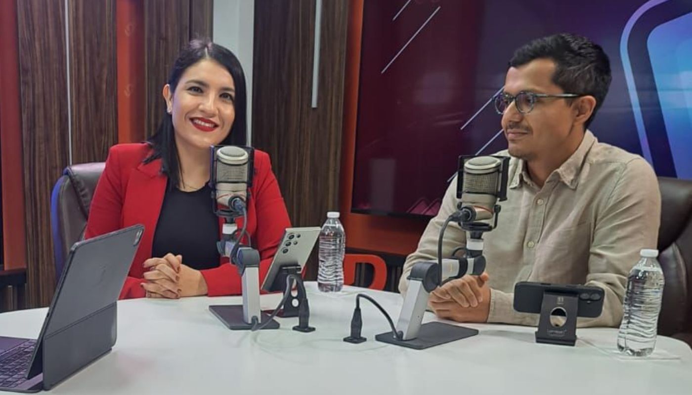 Dos personas en el estudio de Línea Directa