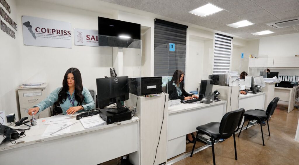 Personas trabajando en unas oficinas sentadas