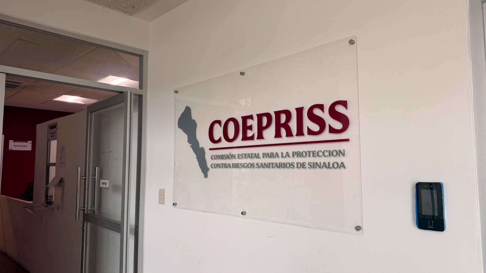Logo de Coepriss en una pared