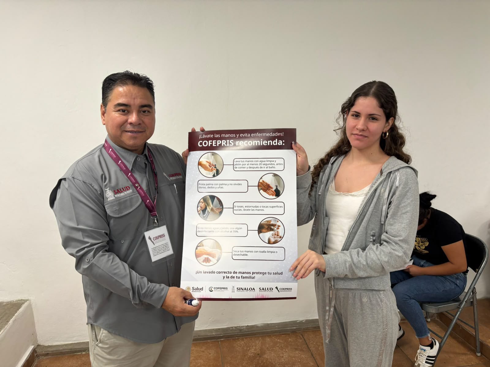 Persona del Coepriss con un cartel