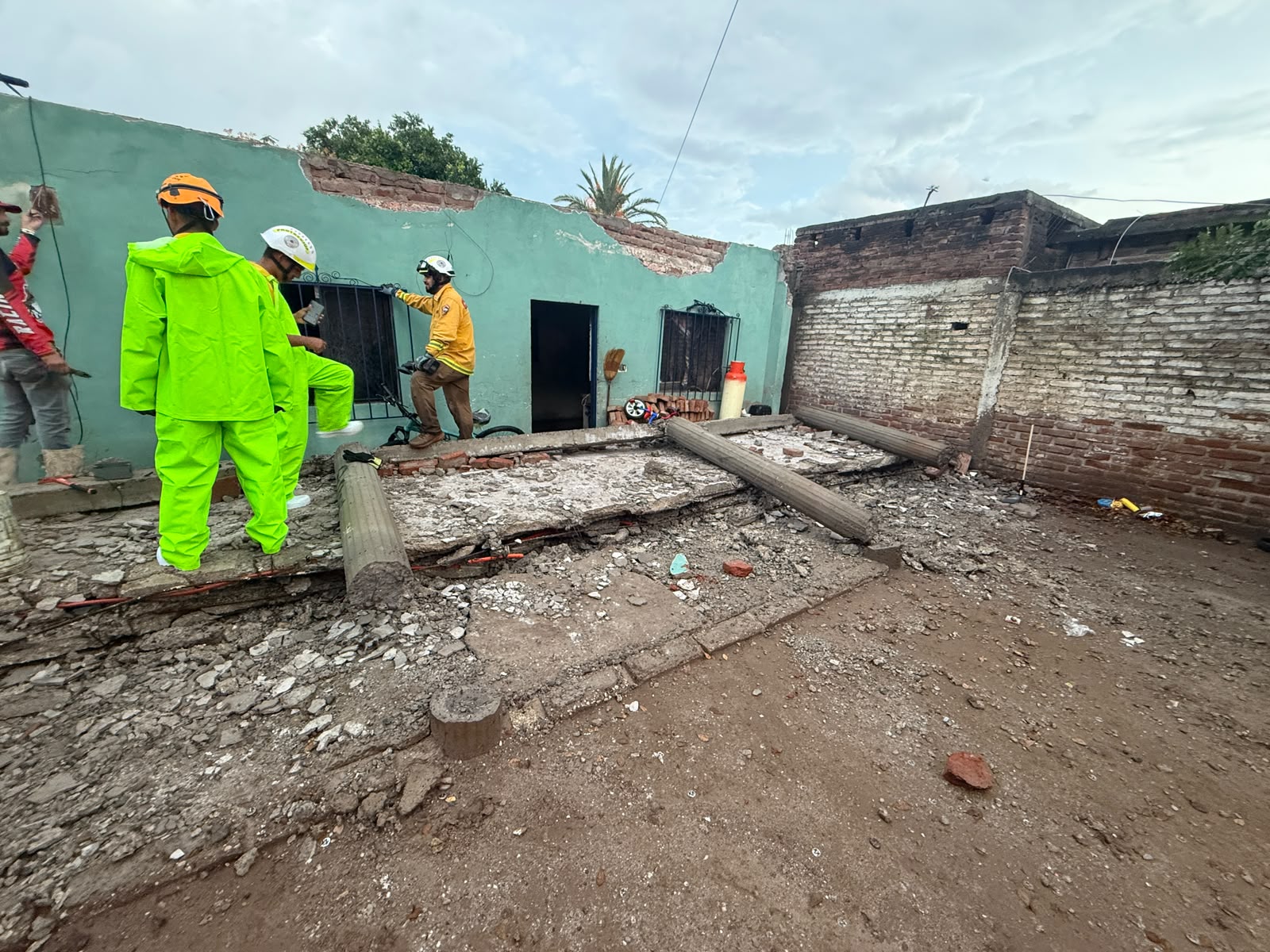 Colapsa el techo del porche de una vivienda