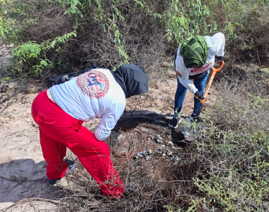 Dos mujeres excavando