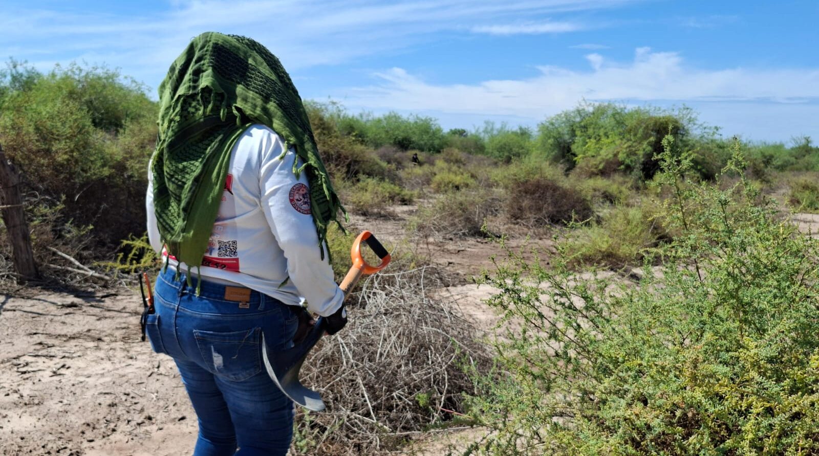 Mujer de colectivo con una pala y un trapo en la cabeza