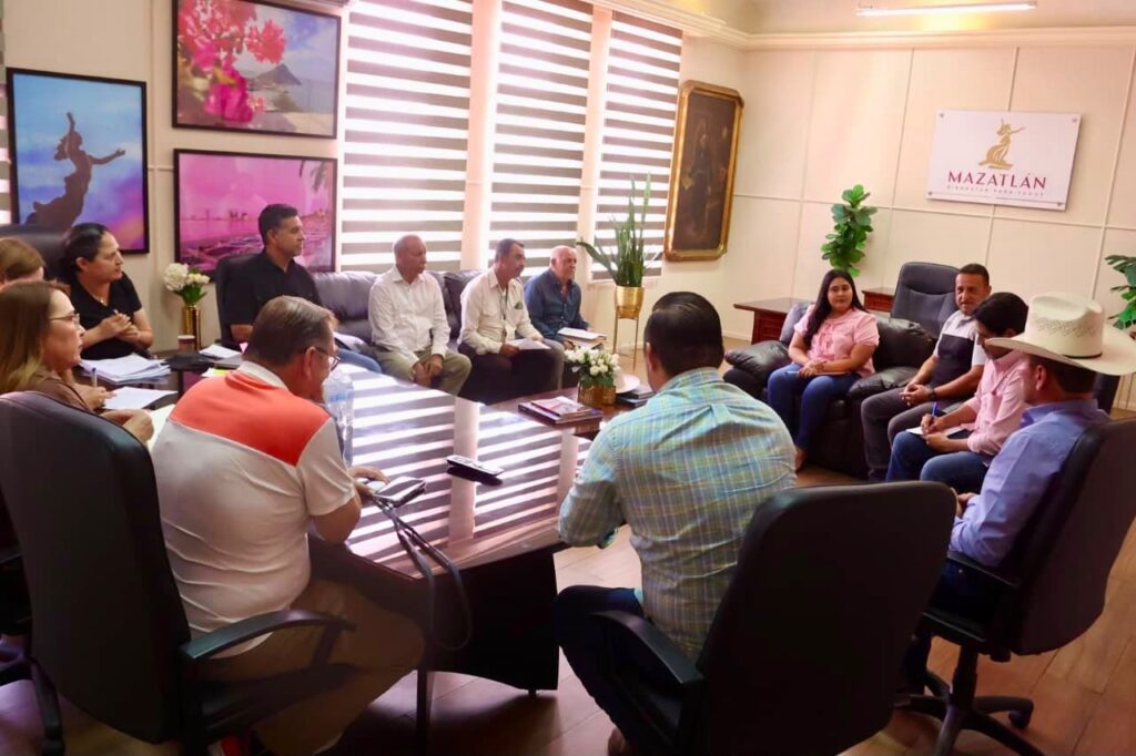 Reunión del Comité Municipal de Charrería y la alcaldesa Minerva Osuna en la oficina de Presidencia.