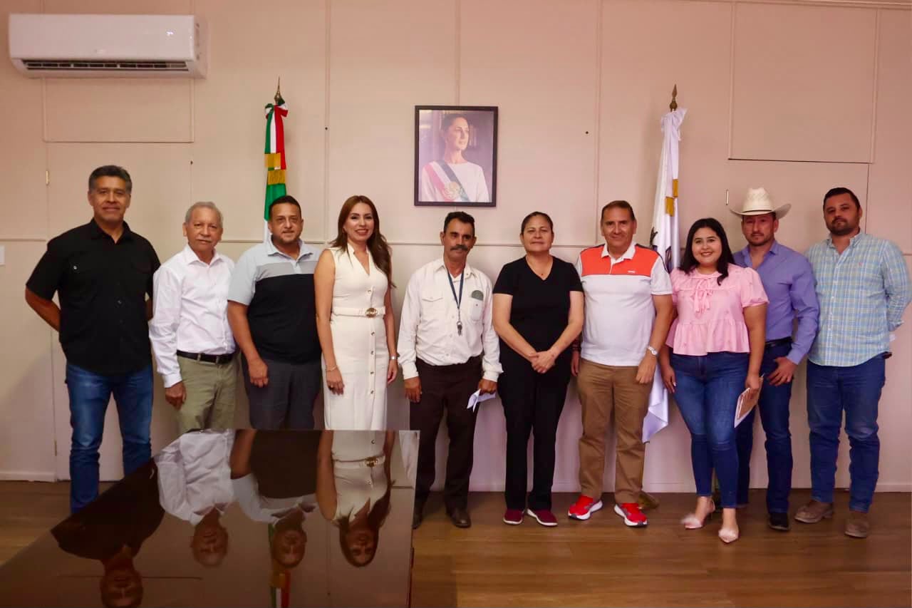 Comité Municipal de Charrería junto a la alcaldesa Minerva Osuna Zavala.