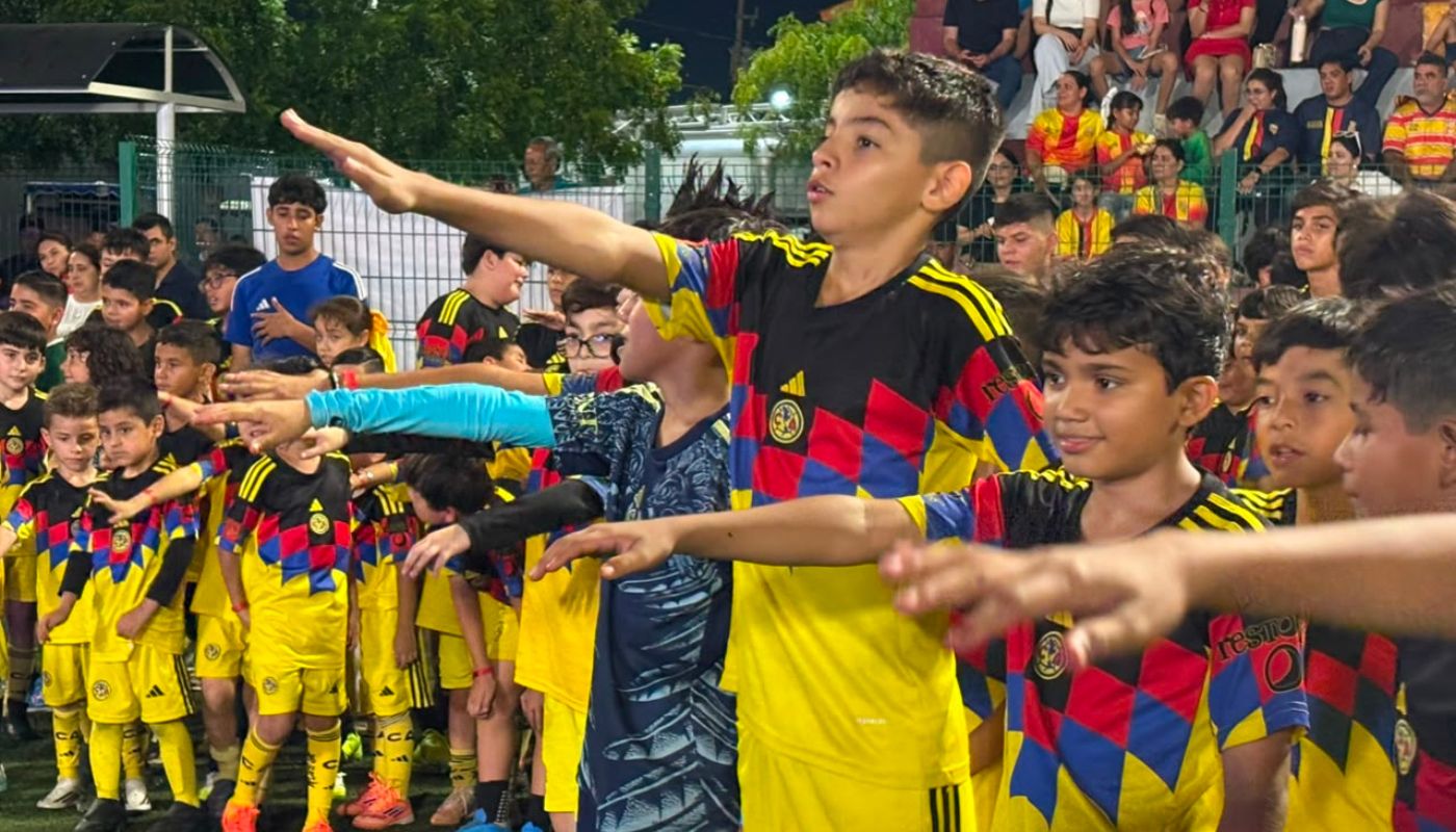 niños con uniformes deportivos en un estadio