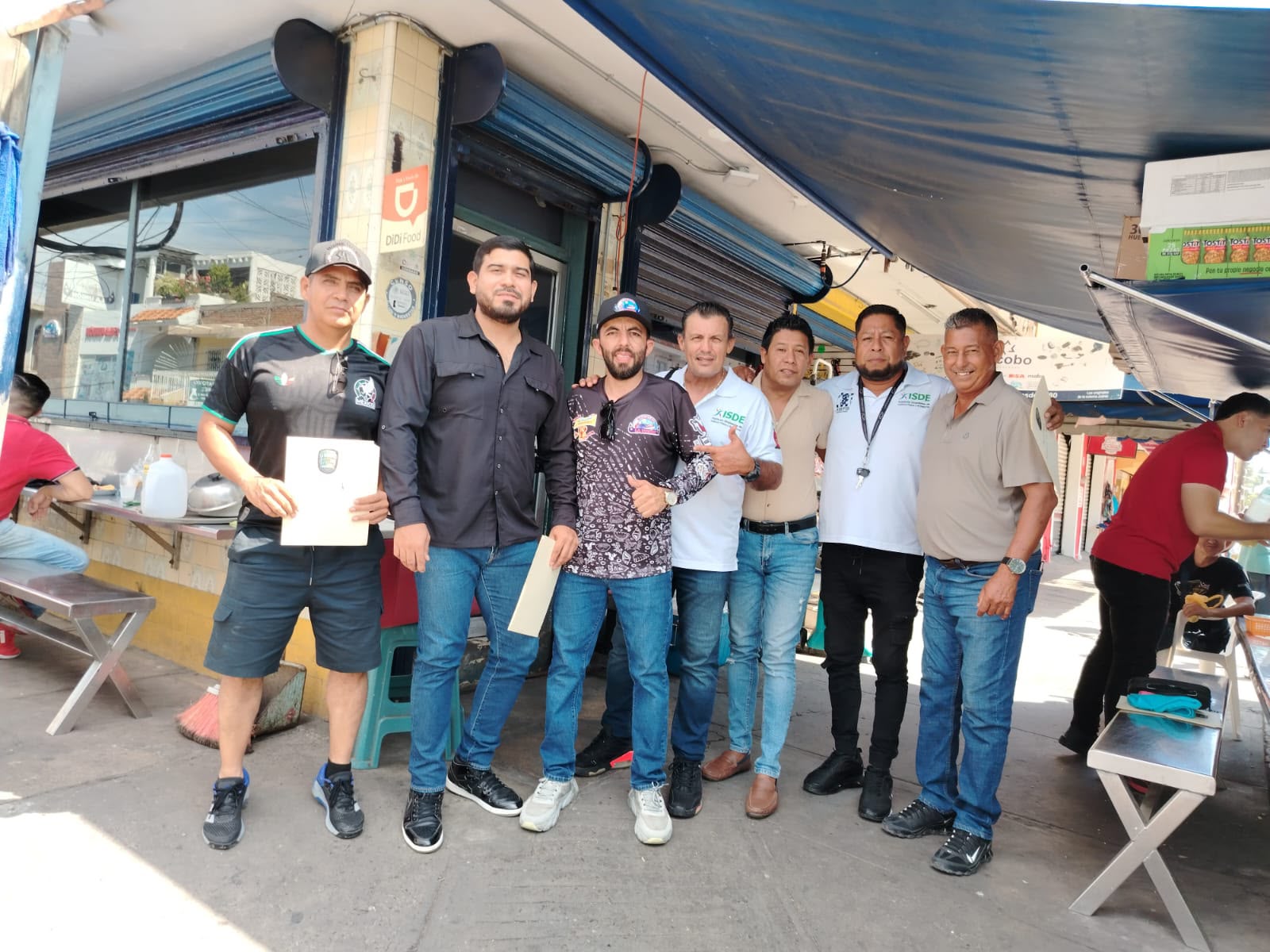 Personas con carpetas y personal del ISDE