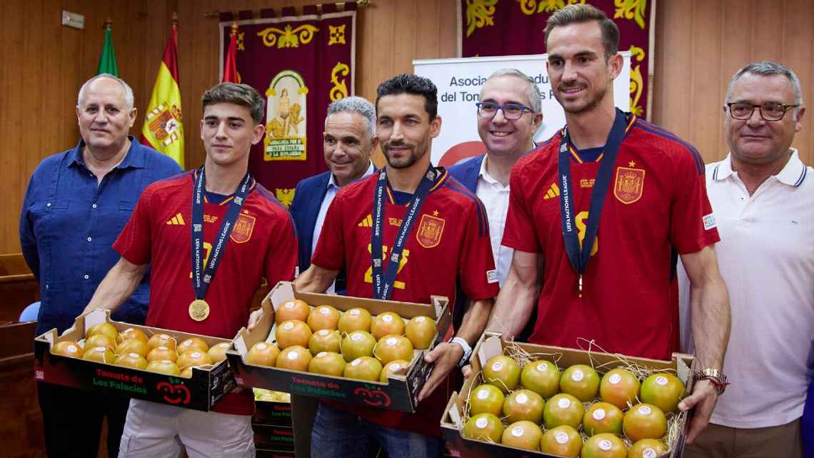 Gavi junto a Fabián Ruíz y una caja de naranjas