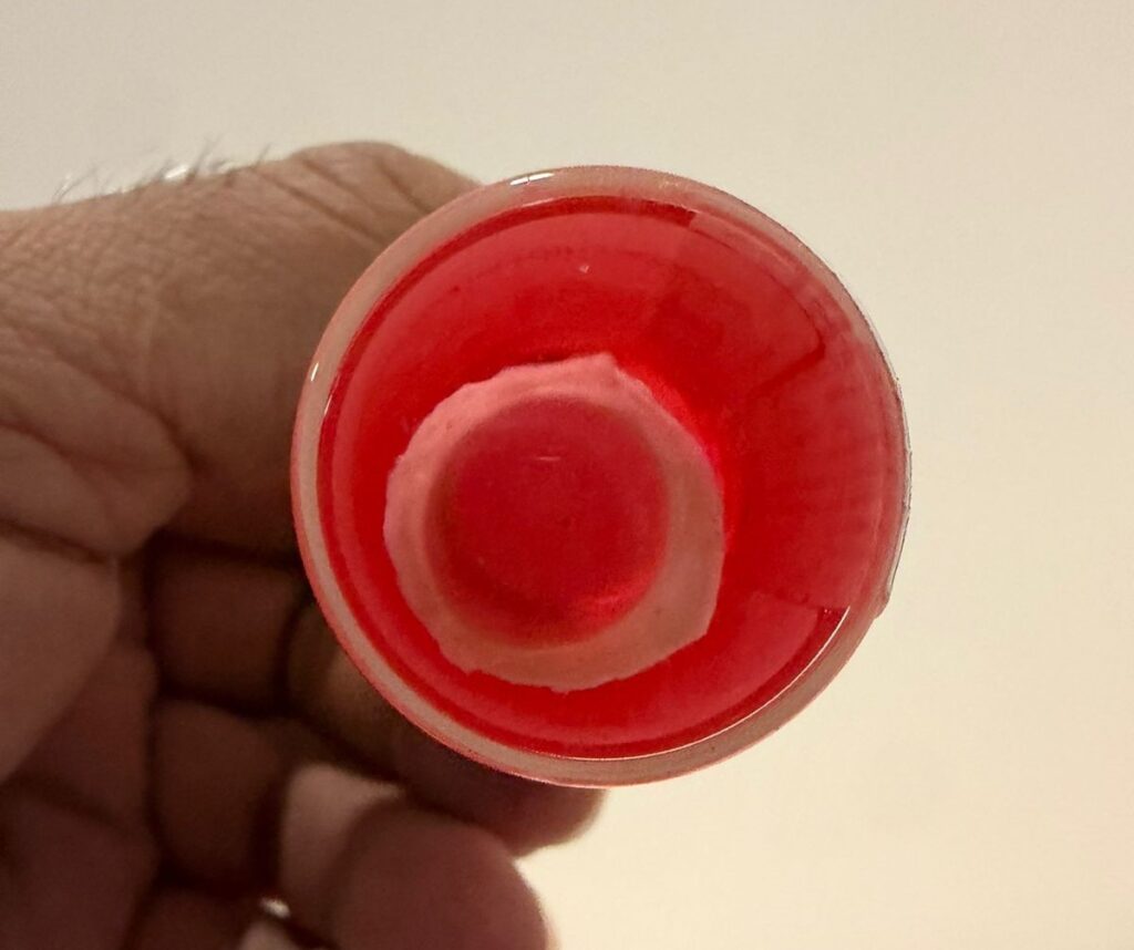 Córneas en un frasco rojo