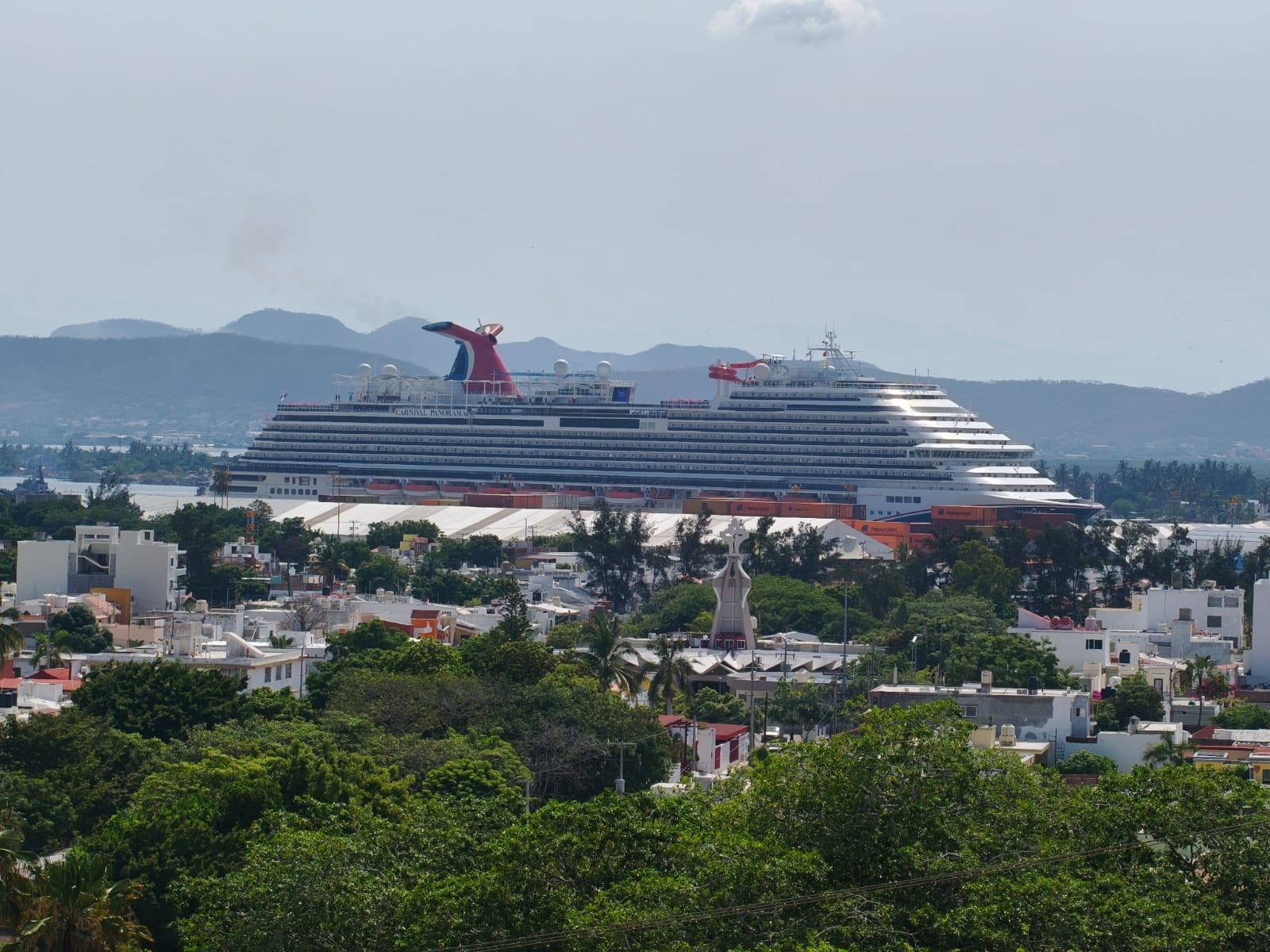 Barco crucero en el mar