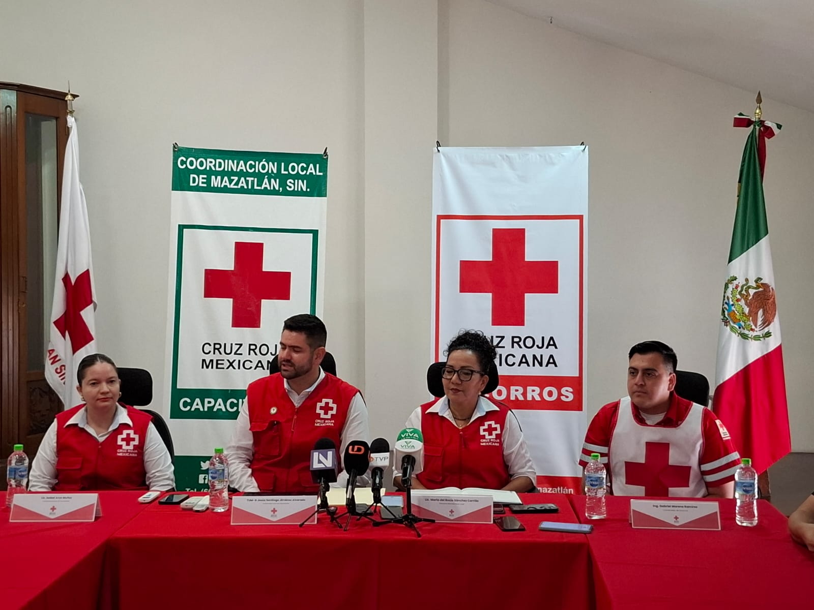 Cuatro personas en conferencia de prensa