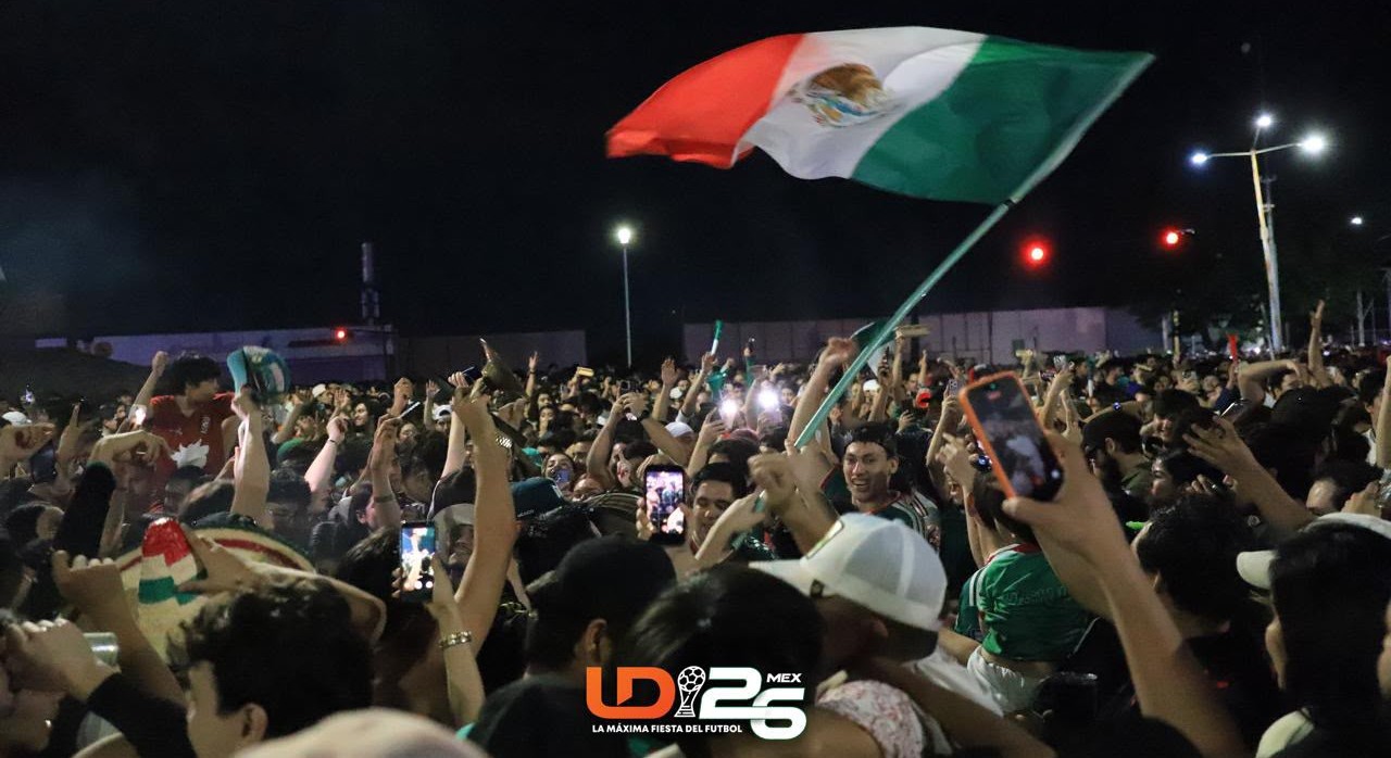 personas con playeras de la Selección Mexicana celebrando en una calle