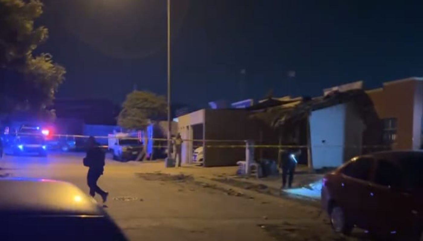 Elementos preventivos y una patrulla en una calle con una cinta de precaución