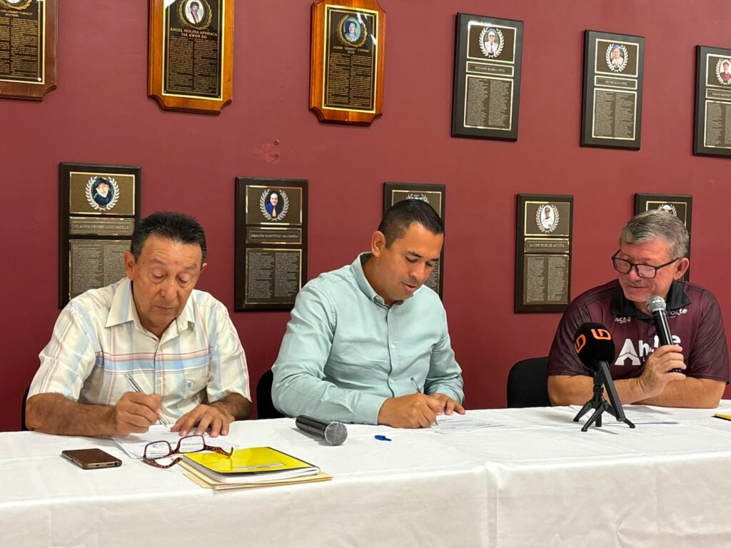 Directivos en conferencia de prensa en Ahome