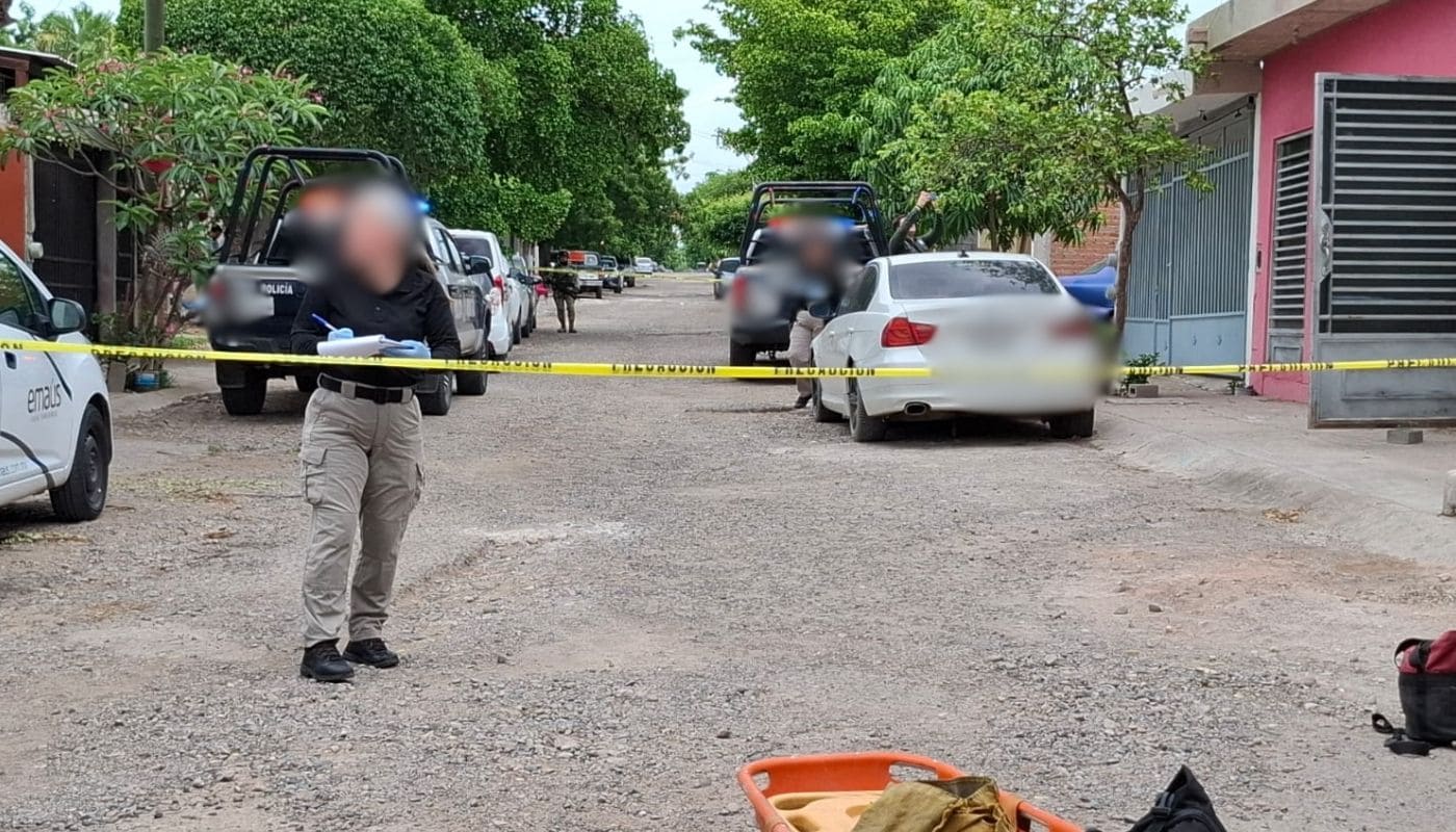 Personal de bomberos con cinta amarilla de precaución