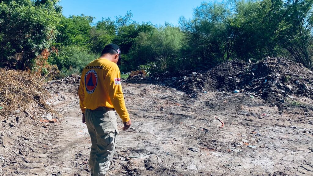 Elementos de protección civil en terreno