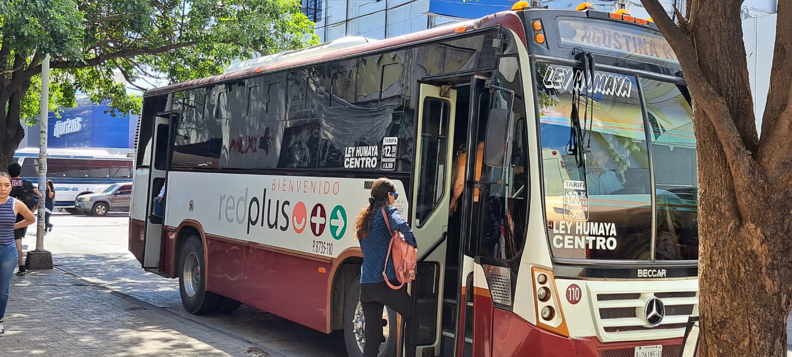 Camión urbano con personas