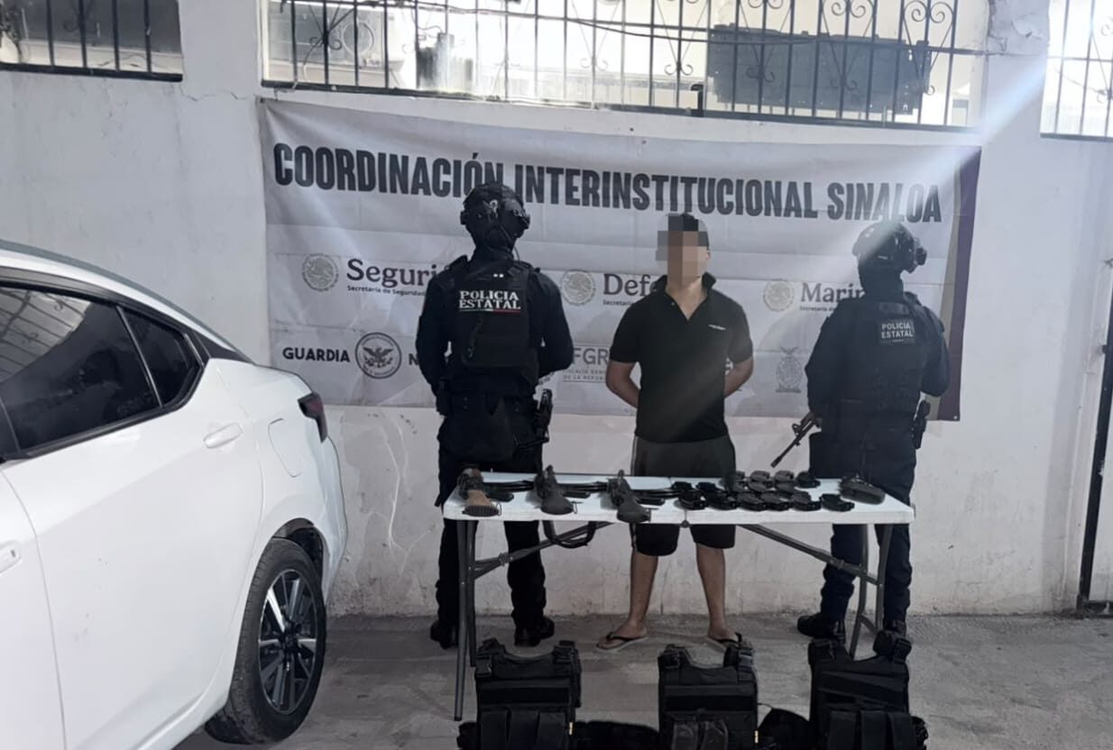 Una persona detenida junto a dos policías