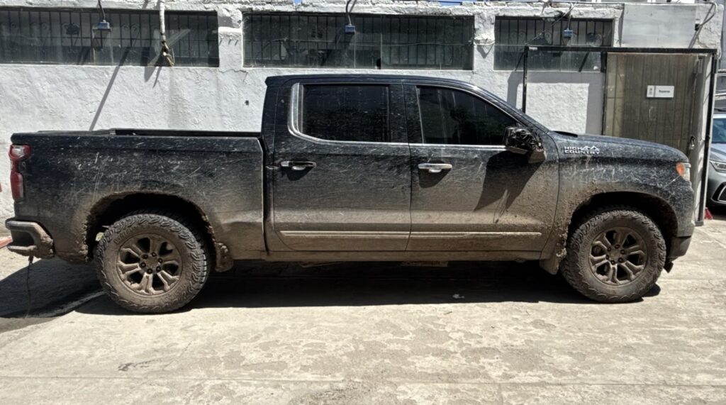 Camioneta negra de lado