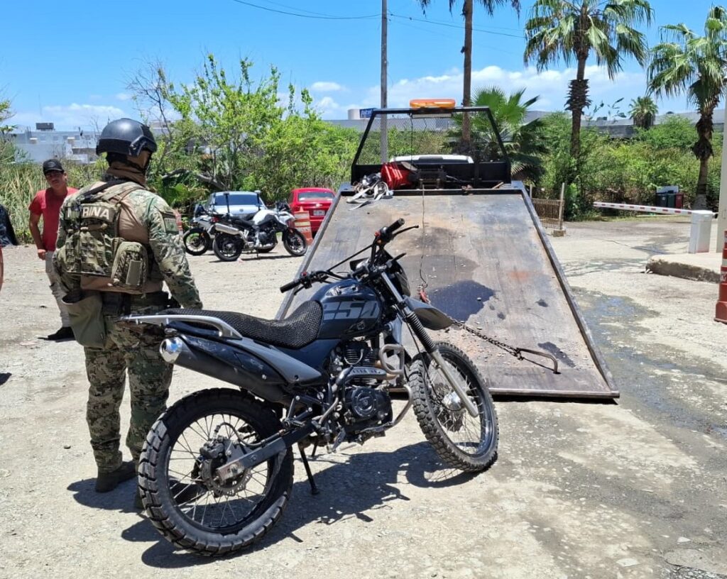 Motocicleta con un elemento del ejército mexicano