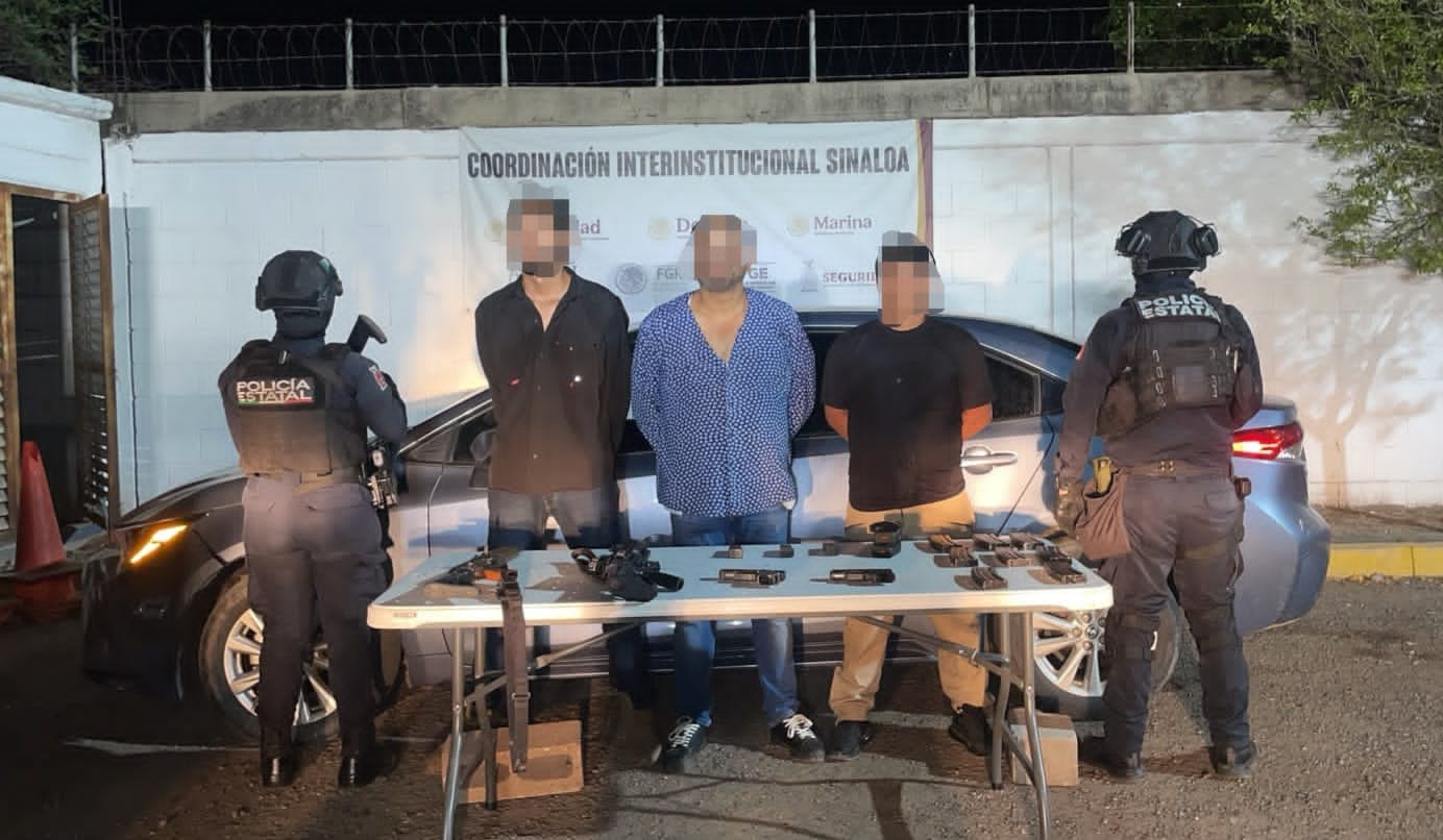 Tres personas con dos policías y una carro detrás de ellos