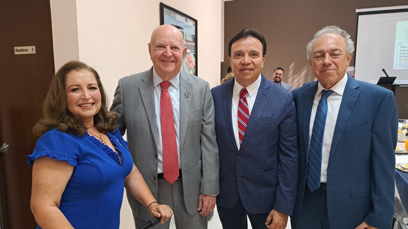 La presidenta del Colegio de Ingenieros Civiles de Los Mochis, María Pedrosa, el ingeniero Manuel Francisco Pérez Muñoz, el ingeniero Gabriel Salazar Fierro y el ingeniero José Luis López Montiel