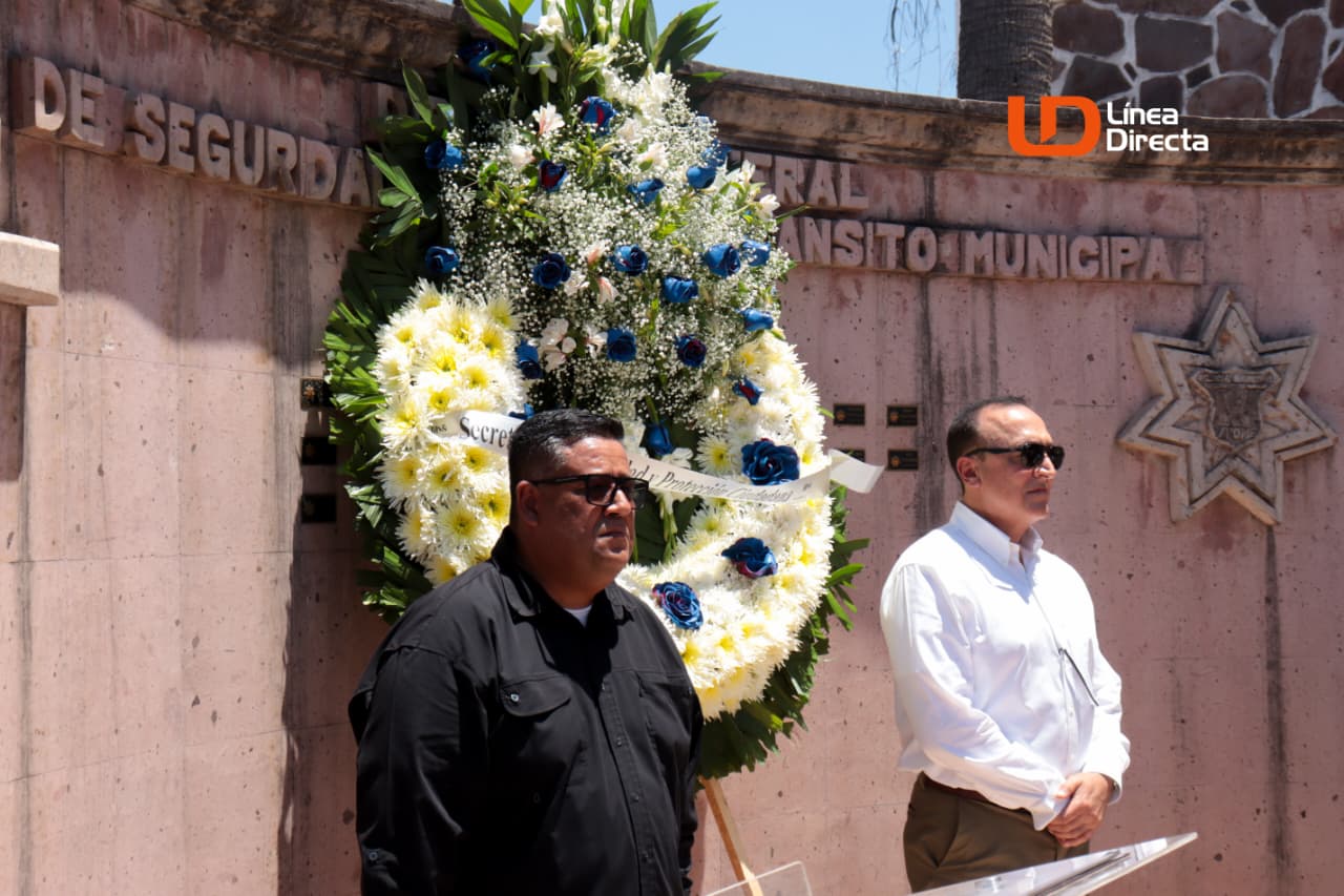 Policía junto a alcalde de Los Mochis con corona de flores