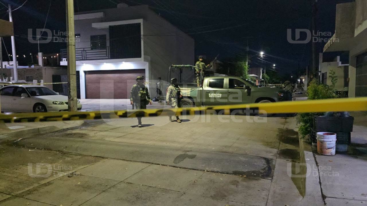 Unidad y elementos del Ejército Mexicano afuera de un establecimiento