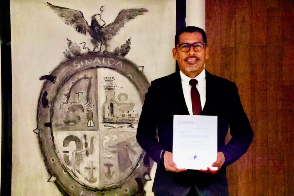 Efraín Barrios con un documentos