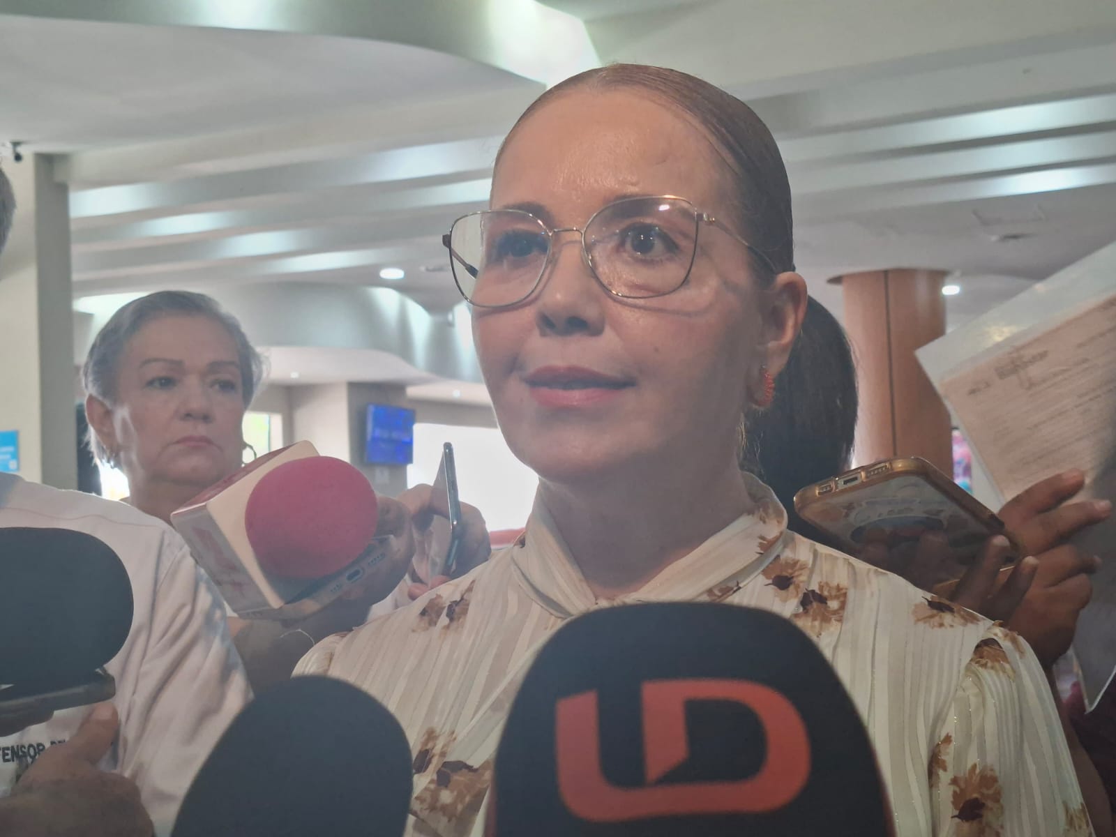 Elizabeth Montoya Ojeda hablando con los medios