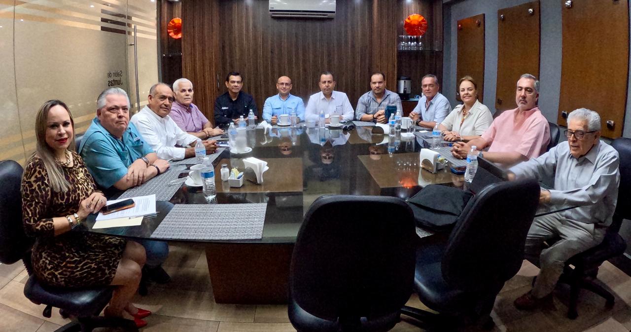 Empresarios reunidos en una mesa