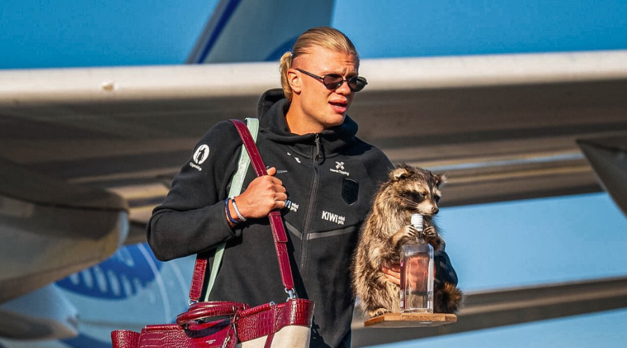 El jugador de Noruega, Erling Haaland, acaparó los reflectores al descender del avión con un peculiar recuerdo.