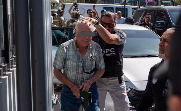 Difunden primeras imágenes del exgobernador Ernesto Ruffo en su traslado a la FGR en Tijuana