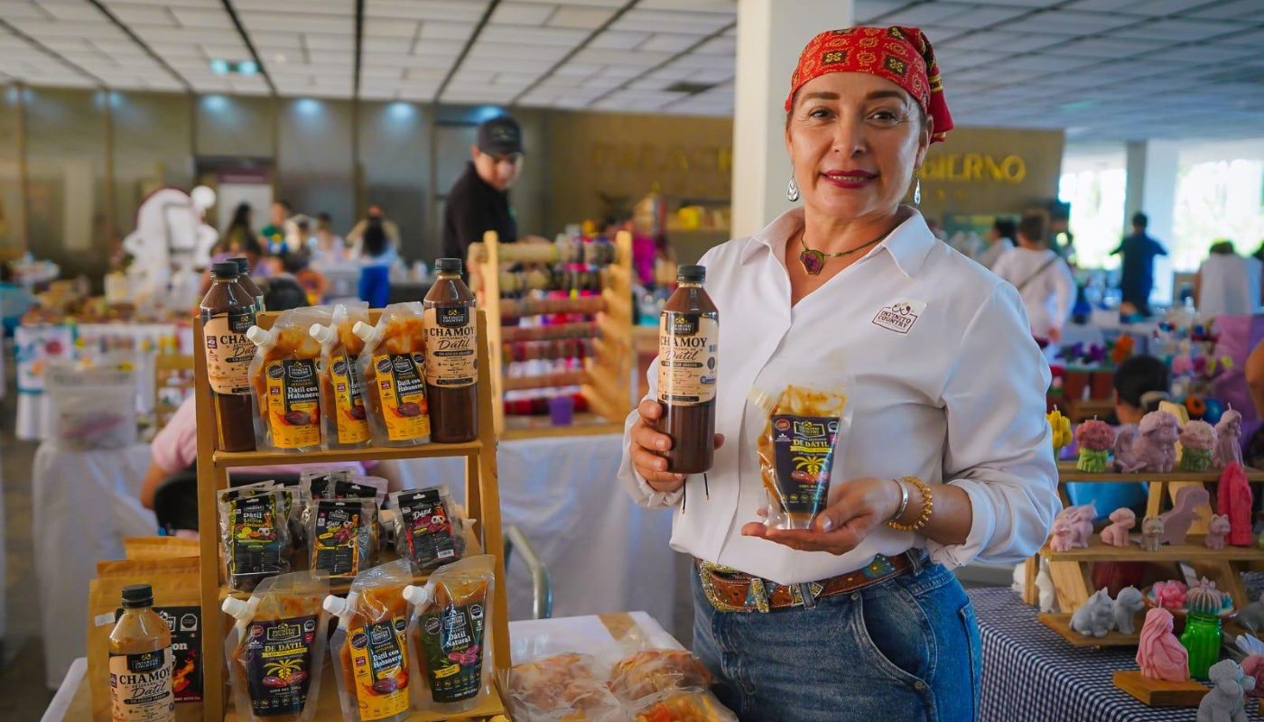 persona en un stand presentando un producto