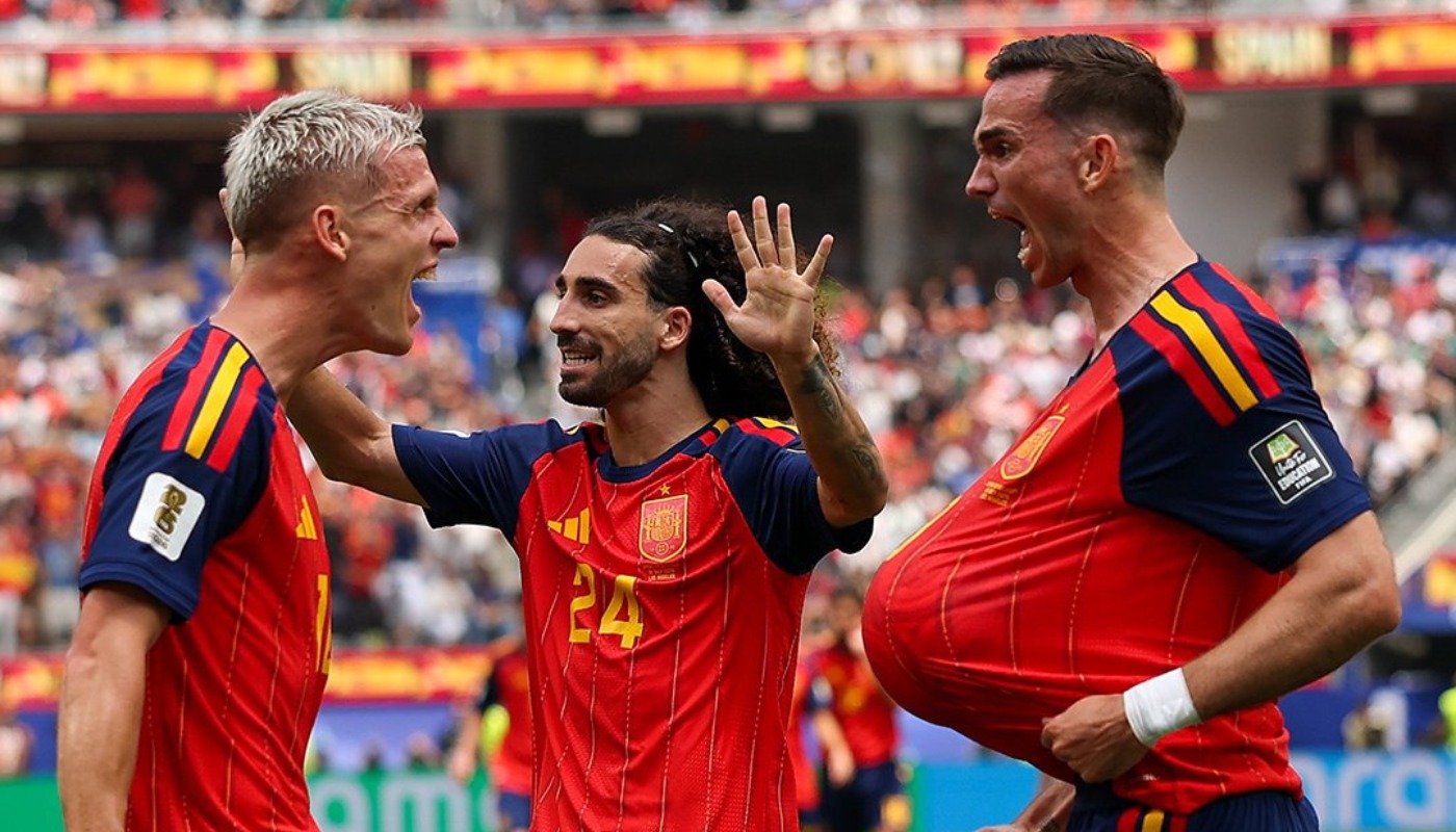 Dani Olmo, Cucurella junto a Merino con la jersey de España