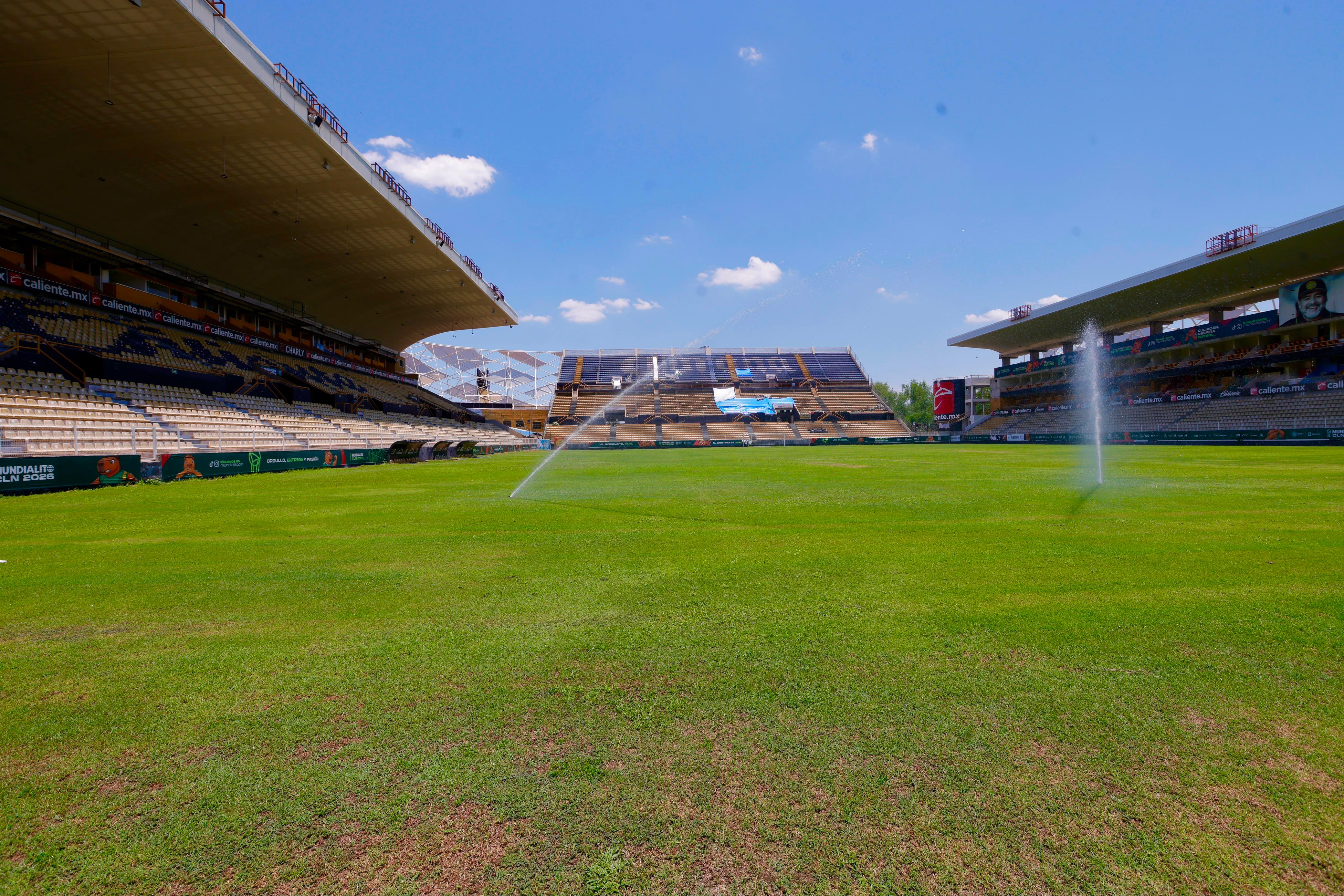 Campo de césped con el estadio de Dorados