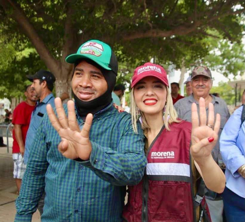 Estrella Palacios junto a una persona