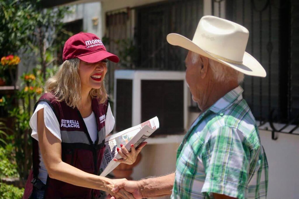 Estrella Palacios saludando a un señor con sombrero