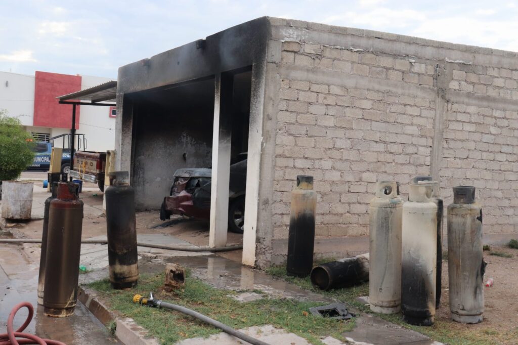 tanques de gas en la banqueta