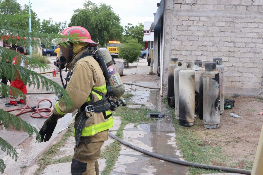 Bombero junto a tanques de gas